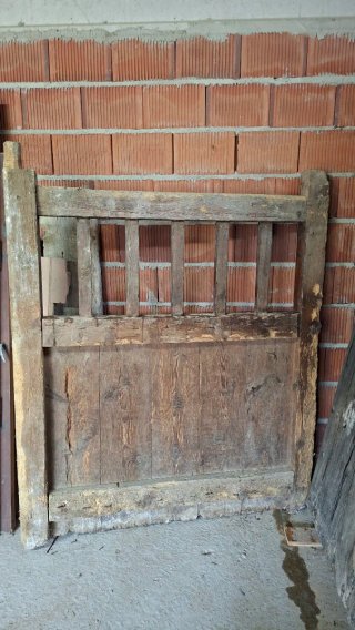 Puerta antigua madera cuadra con reja