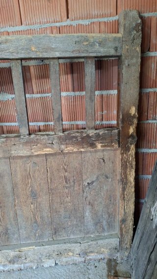 Puerta antigua madera cuadra con reja