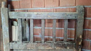 Puerta antigua madera cuadra con reja