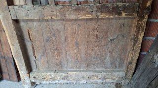 Puerta antigua madera cuadra con reja
