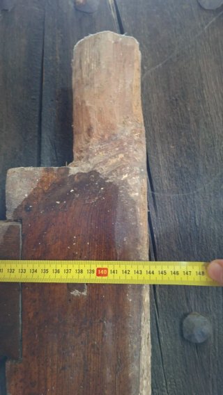 Puerta antigua madera cuadra con reja