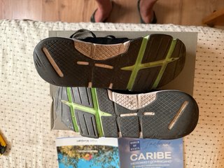 Zapatillas NEWFEEL grises y verdes tecnología FLEX