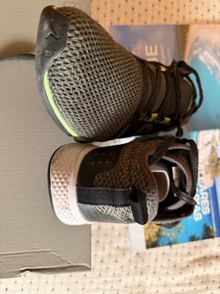 Zapatillas NEWFEEL grises y verdes tecnología FLEX
