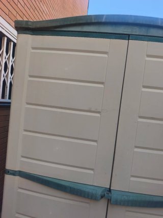 Caseta de jardín de PVC beige y verde