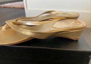 Sandalias de piel doradas