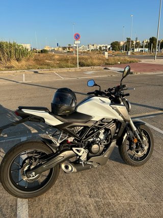 Honda CB125R 2020 Blanca ~10.000 km