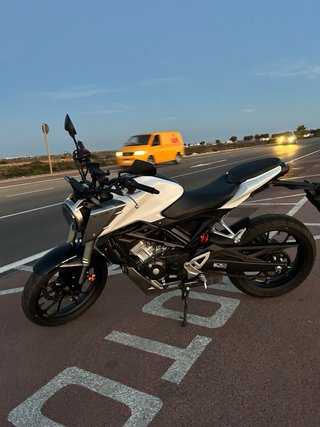 Honda CB125R 2020 Blanca ~10.000 km