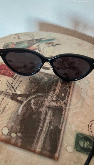 Gafas de sol Carolina Herrera negras y doradas
