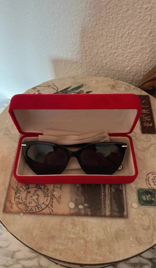 Gafas de sol Carolina Herrera negras y doradas