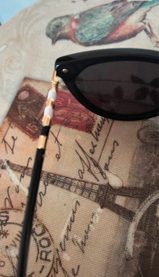 Gafas de sol Carolina Herrera negras y doradas