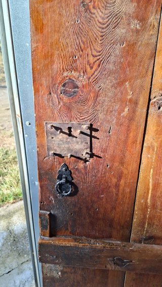 Puerta madera antigua rústica