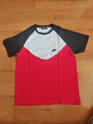 Camiseta color rojo, negó y blanco