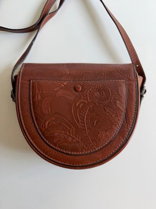 Bolso de piel marrón con grabado