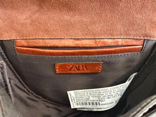 Bolso de piel marrón con grabado