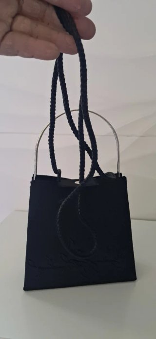 Bolso de fiesta negro con asa metálica