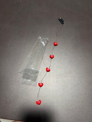 Pinza pelo cadena corazones roja