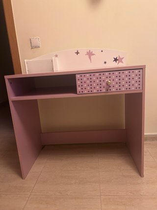 Escritorio infantil rosa con cajón