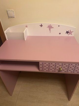 Escritorio infantil rosa con cajón