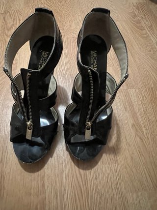 Tacones de charol negros con cremallera