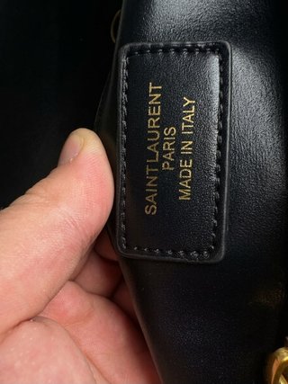 Borsa Yves Saint Laurent nera con dettagli oro