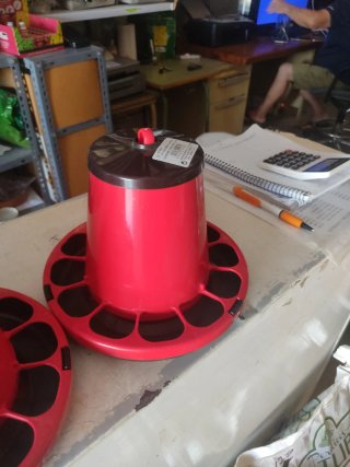 2 Comederos Rojos para Pollitos