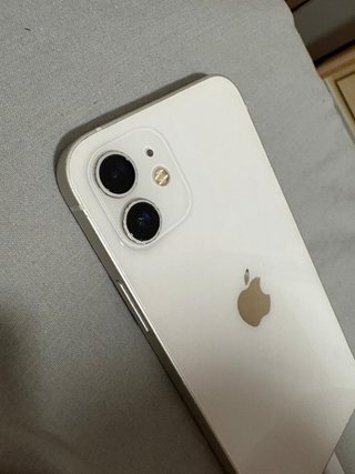iPhone 12 Blanco 64GB con funda de apple