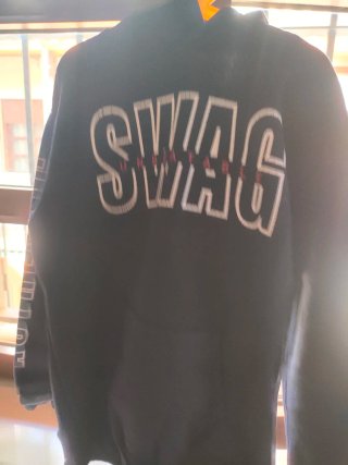 Sudadera verde con mensaje