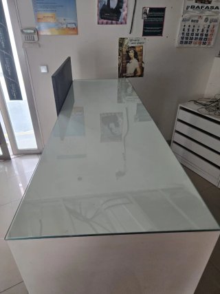 Mostrador de madera con cristal