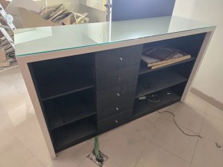 Mostrador de madera con cristal