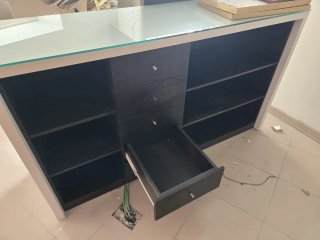 Mostrador de madera con cristal