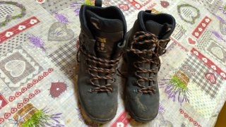 Botas de montaña negras y multicolor