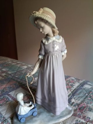 Figura Lladro Niña con Sombrero