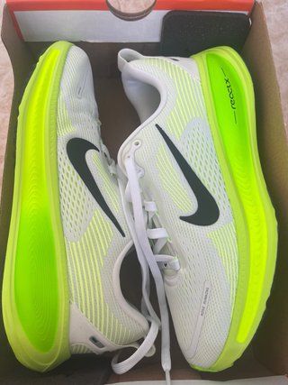 Nike Vomero Verde y Blanco