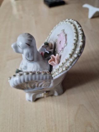 Cajita de cerámica con perro y flores