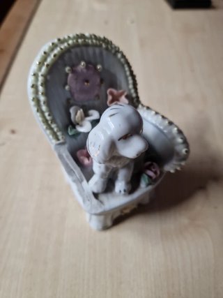 Cajita de cerámica con perro y flores
