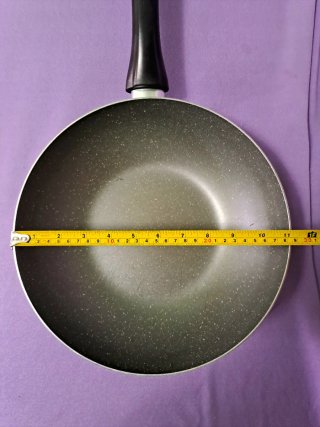 Padella antiaderente con manico