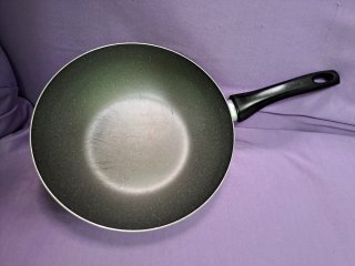 Padella antiaderente con manico