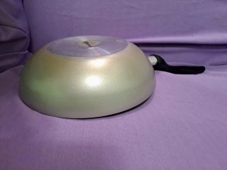 Padella antiaderente con manico