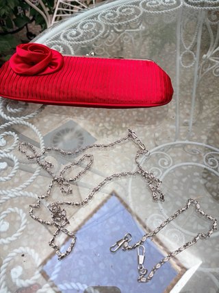 Bolso de mano rojo con flor