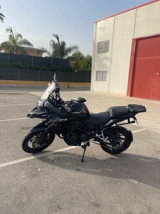 Moto Adventure Negra y Plata