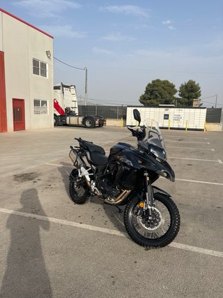 Moto Adventure Negra y Plata
