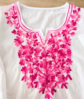 Camisola blanca bordada fucsia Talla M
