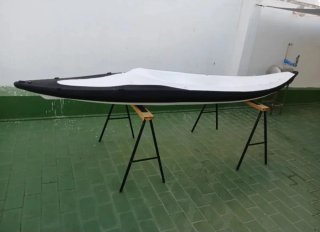 Piragua con chaleco y remo