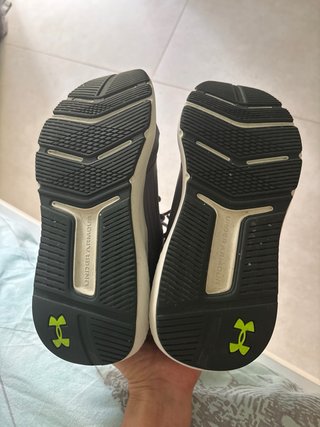 Deportivas Under Armour grises y verdes