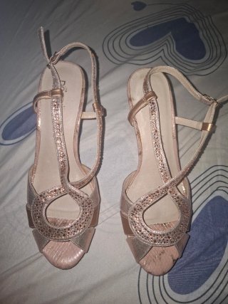 Zapatos dorados y rosas con pedrería