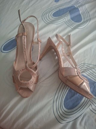 Zapatos dorados y rosas con pedrería