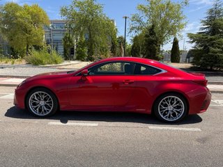 Lexus RC300h, techo solar, CarPlay y libro