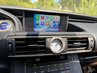 Lexus RC300h, techo solar, CarPlay y libro