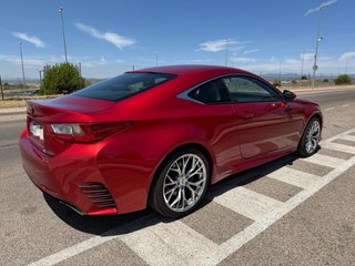 Lexus RC300h, techo solar, CarPlay y libro