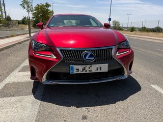Lexus RC300h, techo solar, CarPlay y libro